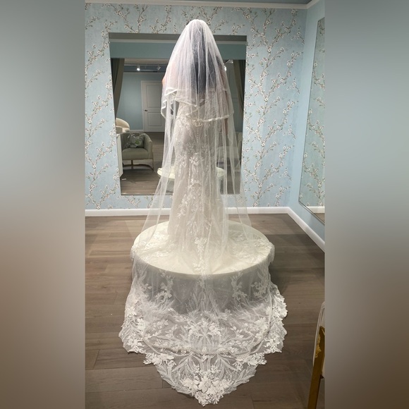 Enzoani Therese sized to 38/28/38 with DD cups in Ivory. - Picture 9 of 12